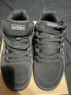 Etnies All-Black Low Profile Skate Sneakers